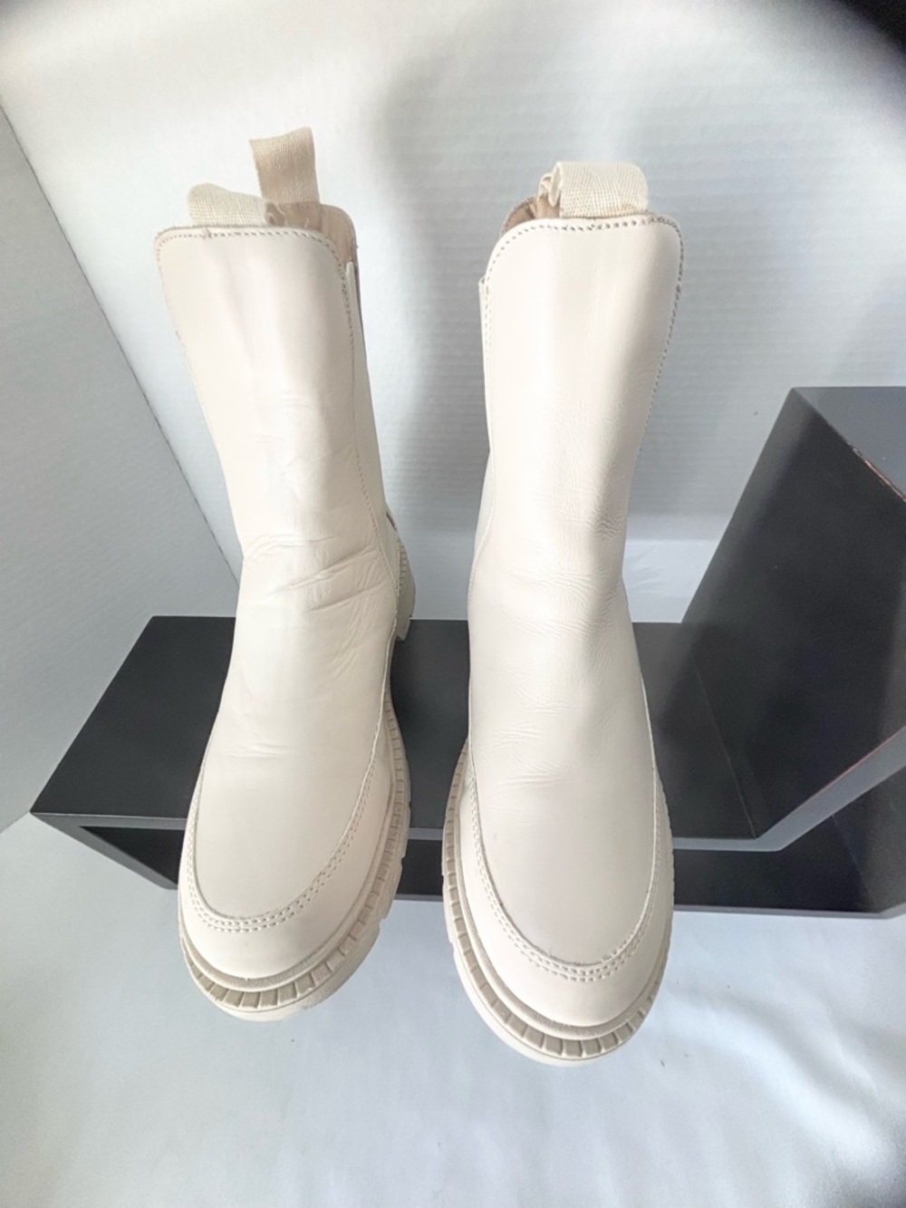 WOMENS LEATHER CARRIE UNDERWOOD BONE/CREAM CHELSEA LUG BOOTS ORTHOLITE. SZ 9.5
